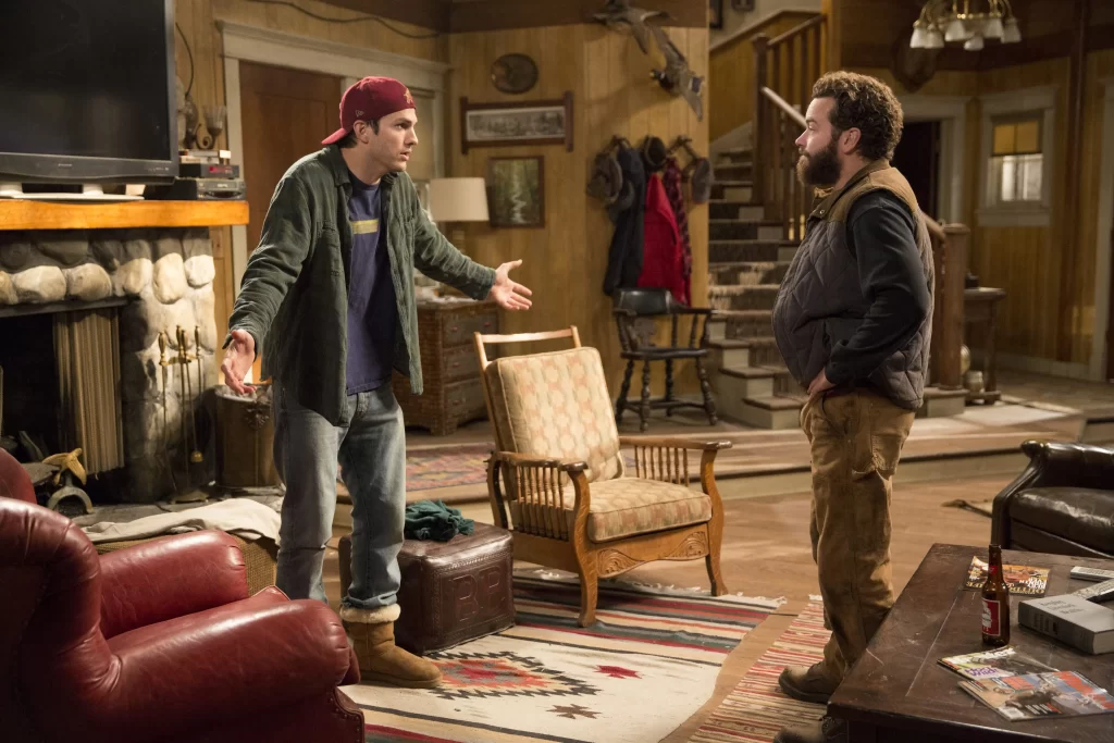 Ashton Kutcher e Danny Masterson atuando em The Ranch, Sitcom disponível no catálogo da Netflix.