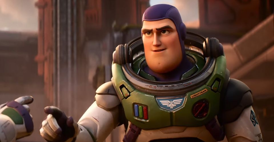Após inúmeros ataques em relação ao casal lésbico no novo filme da Pixar, Lightyear, o ator Chris Evans responde aos ataques.