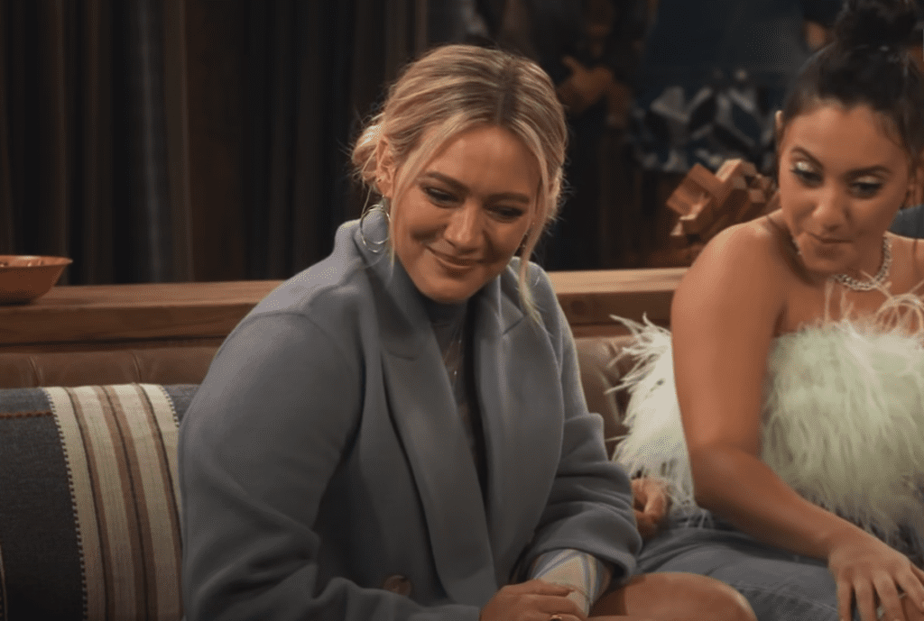 Hillary Duff provoca um relacionamento sáfico para a sua personagem em How I Met Your Father. Veja detalhes: