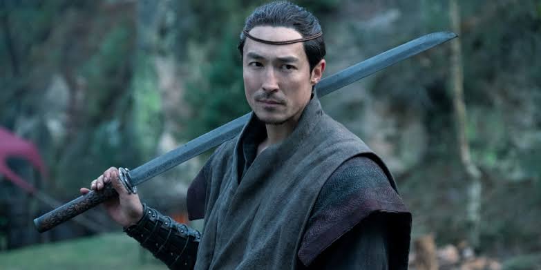 O ator Daniel Henney de A Roda do Tempo deu pistas sobre o futuro do seu personagem e prometeu 'Muito Sangue' na 2ª temporada da série.