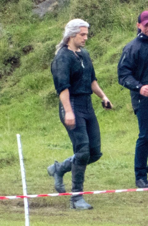 Confira a mais nova imagem de Henry Cavill como Geralt no set da 3ª temporada da série da Netflix, The Witcher.