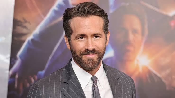 O astro da série da Netflix, David Harbour, comentou que pediu alguns conselhos a Ryan Reynolds, quando o seu filme Hellboy, fracassou.