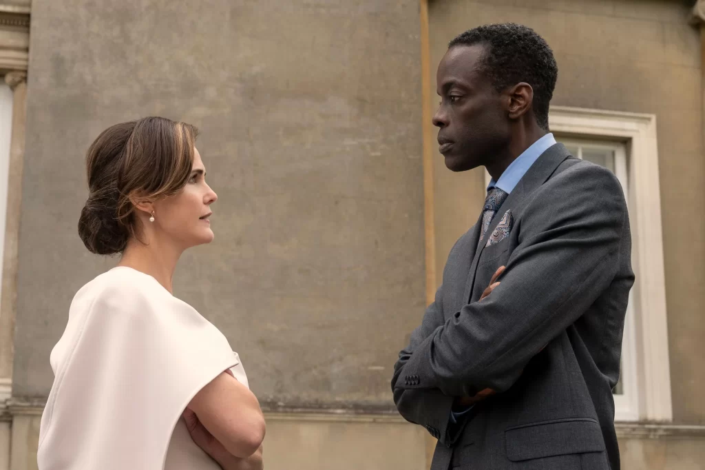 Keri Russell e Ato Essandoh atuando em A Diplomata, a nova série de drama político da Netflix.