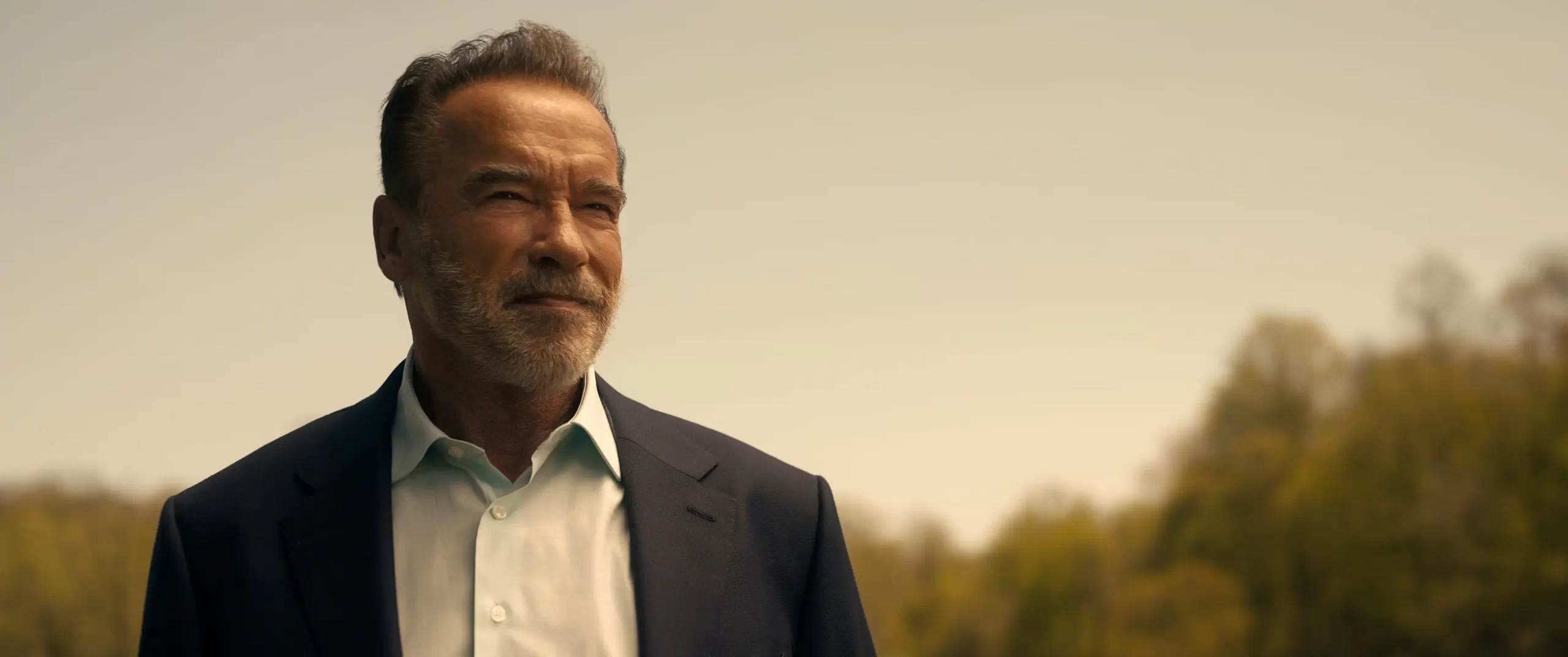 Arnold Schwarzenegger interpretando Luke Brunner no primeiro episódio de FUBAR, a nova série da Netflix já disponível no catálogo.