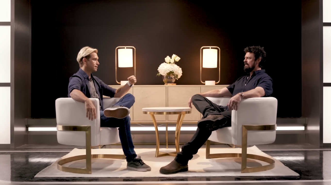 Antony Starr e Karl Urban conversando em um vídeo promocional da série The Boys.