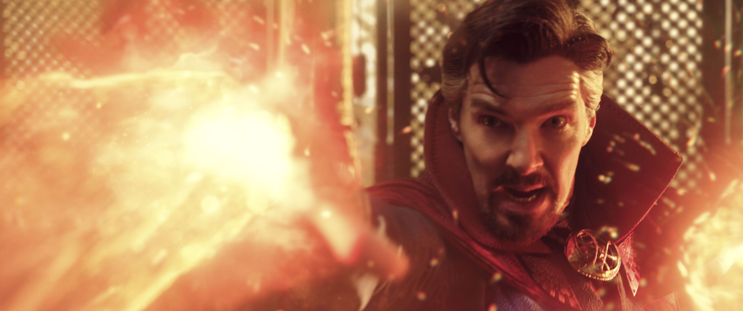 Benedict Cumberbath interpretando o Doutor Estranho, em uma luta contra a feiticeira escarlate, no filme Doutor Estranho no Multiverso da Loucura.