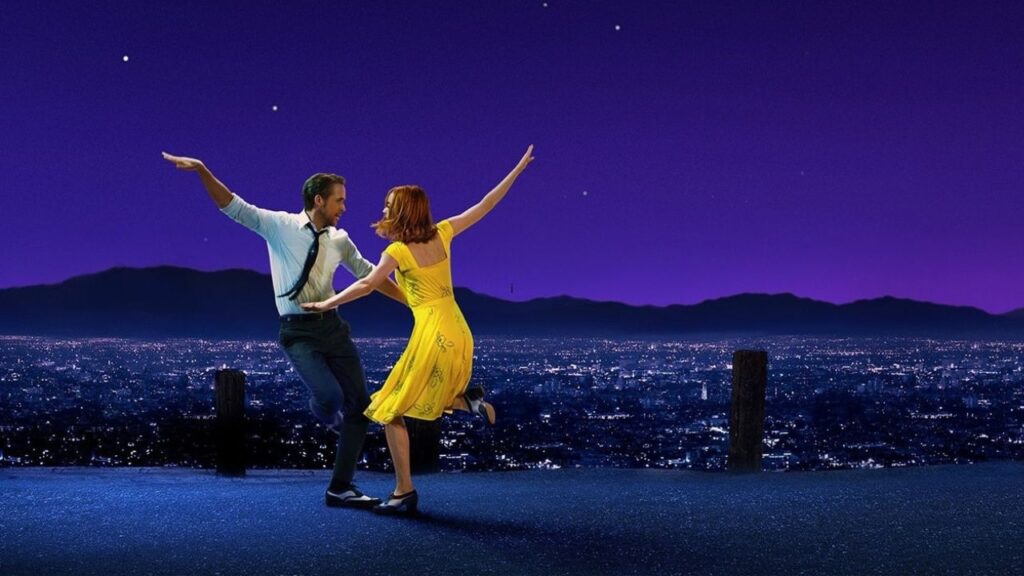 Emma Stone e Ryan Gosling dançando no filme La La Land: Cantando Estações.