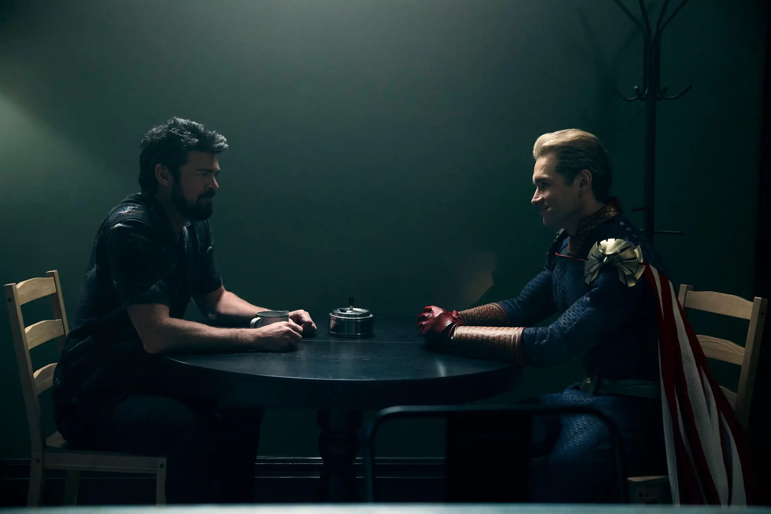 Capitão Pátria e Bruto conversando no primeiro episódios da 3ª temporada de The Boys.